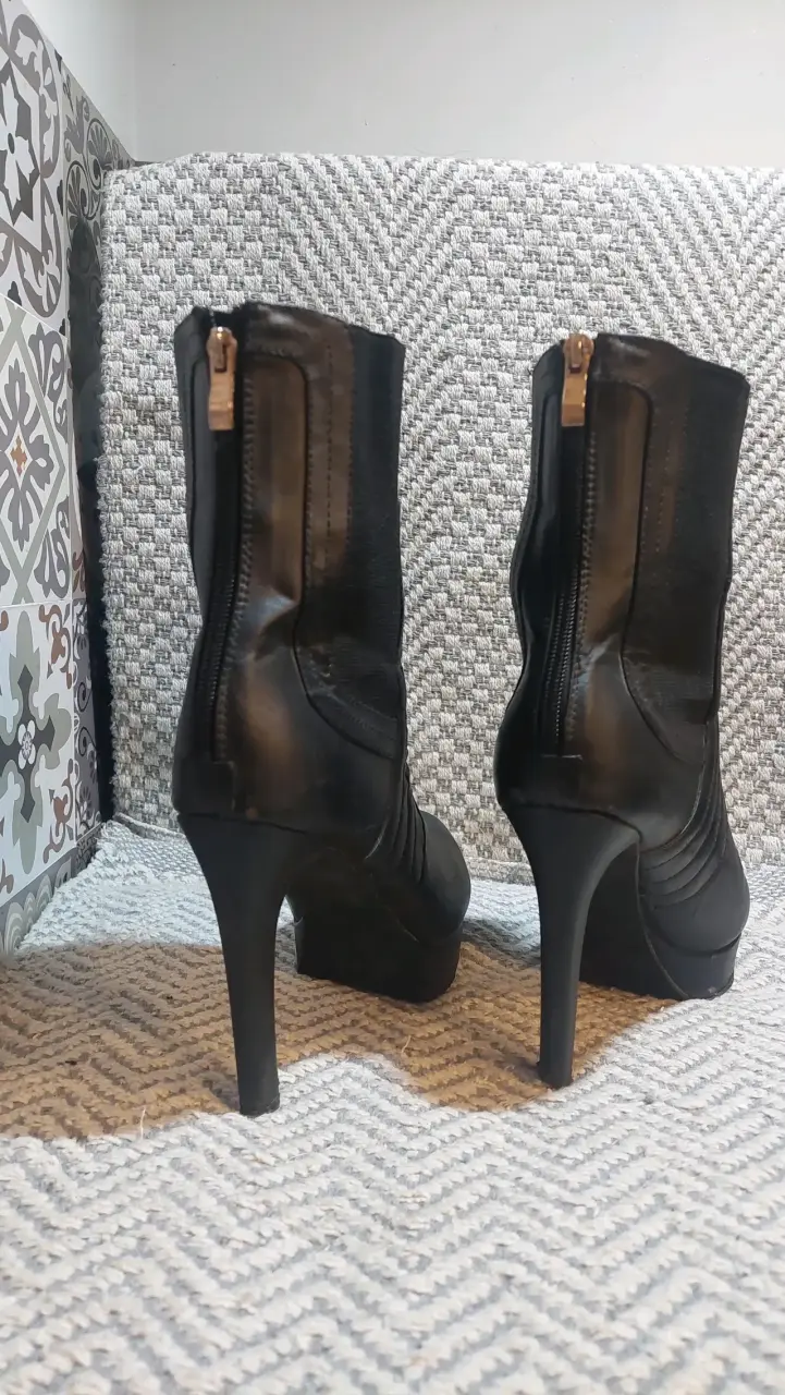 Botines de cuero negro con tacón alto - 2
