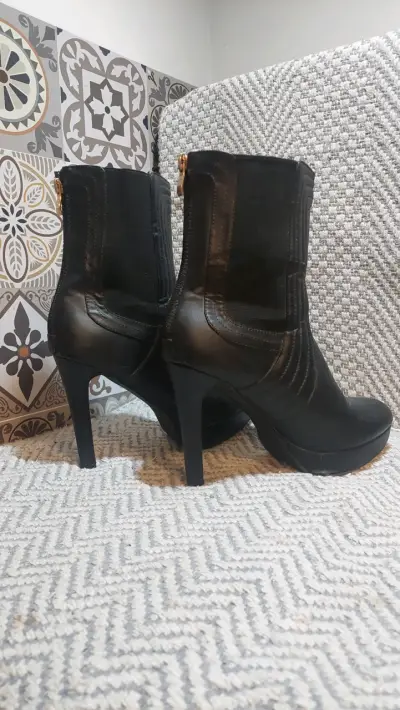 Botines de cuero negro con tacón alto - miniatura 3