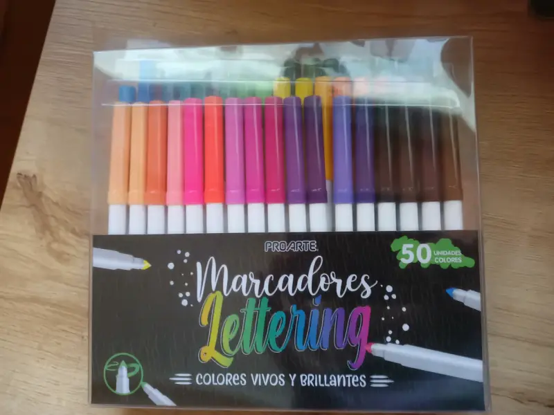 Set de 50 marcadores lettering Proarte colores vivos