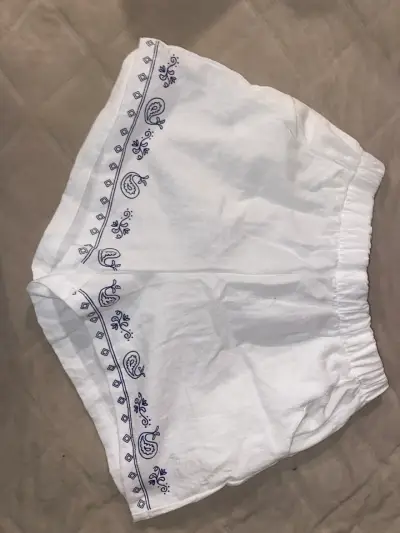 Shorts blancos bordados Shein talla XS - miniatura 1