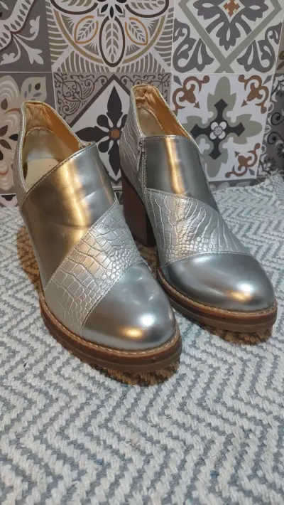 Zapatos de tacón plateados con textura - miniatura 1