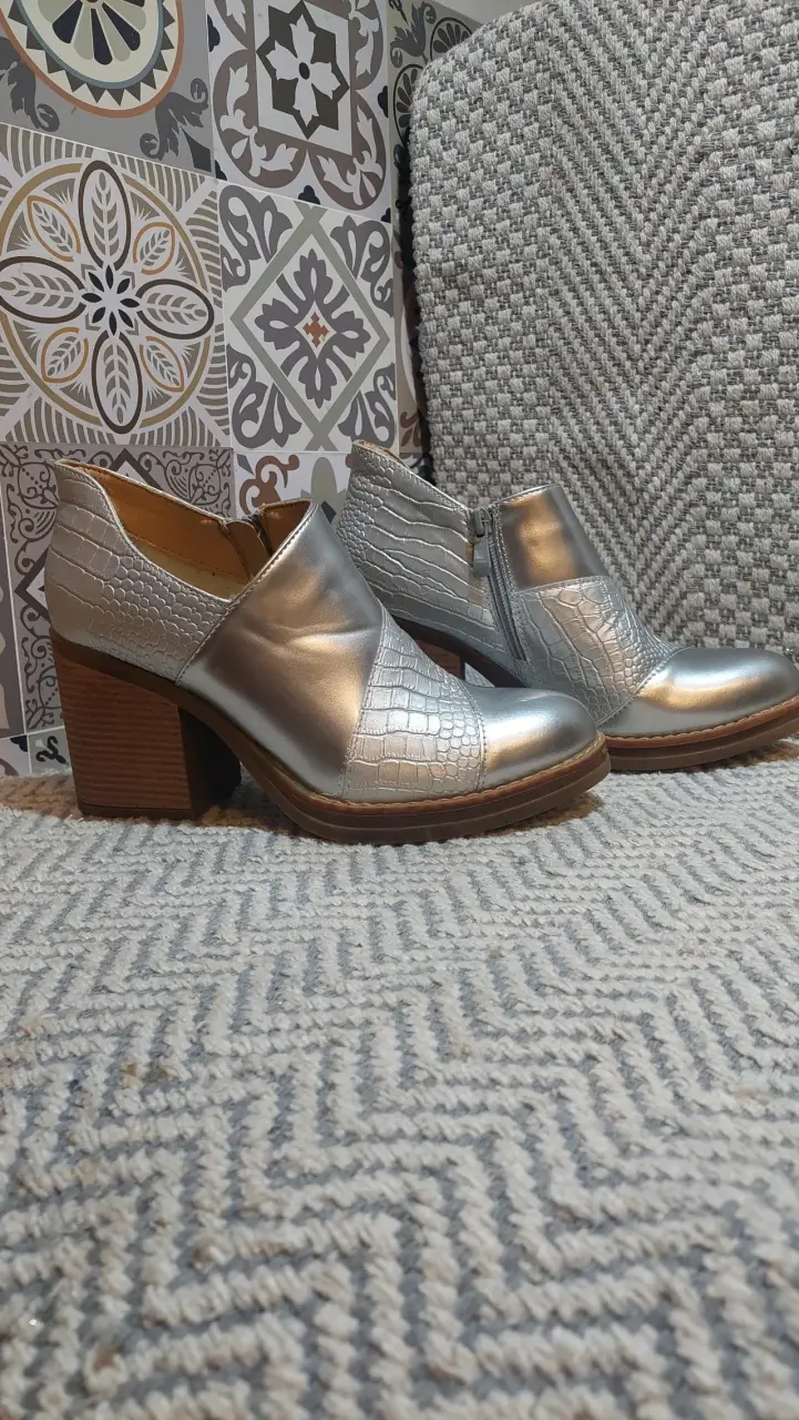 Zapatos de tacón plateados con textura - 2