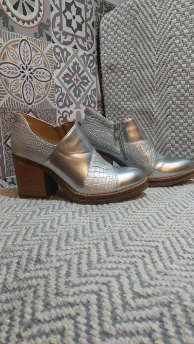 Zapatos de tacón plateados con textura - miniatura 2
