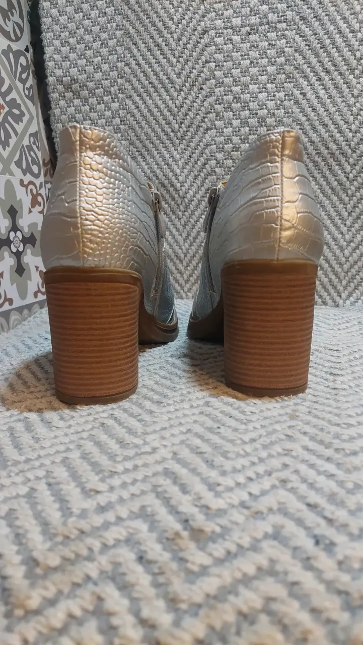 Zapatos de tacón plateados con textura - 3