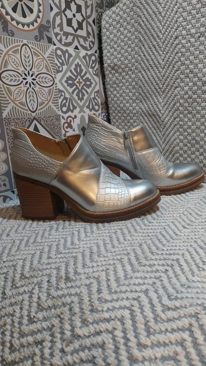 Zapatos de tacón plateados con textura - 4