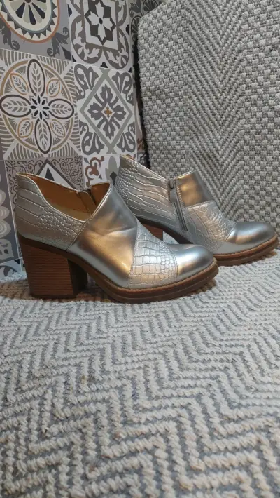 Zapatos de tacón plateados con textura - miniatura 4