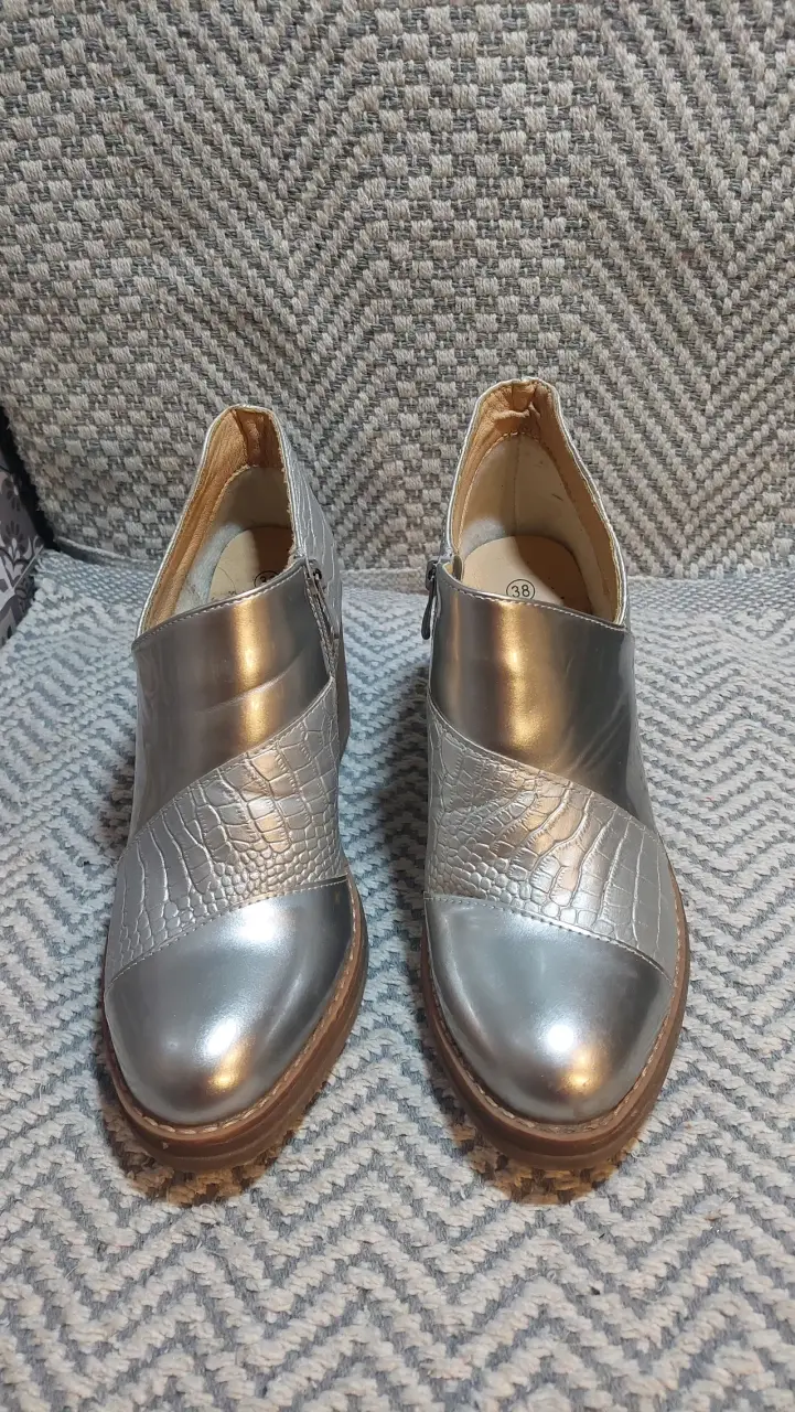 Zapatos de tacón plateados con textura - 5