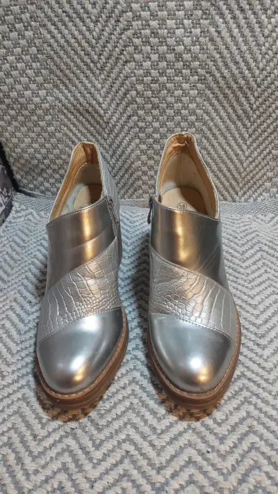 Zapatos de tacón plateados con textura - miniatura 5