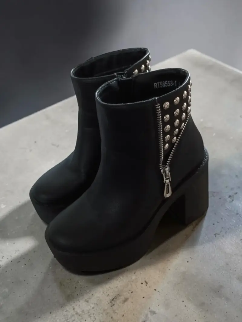 Botines negros con tachas y plataforma