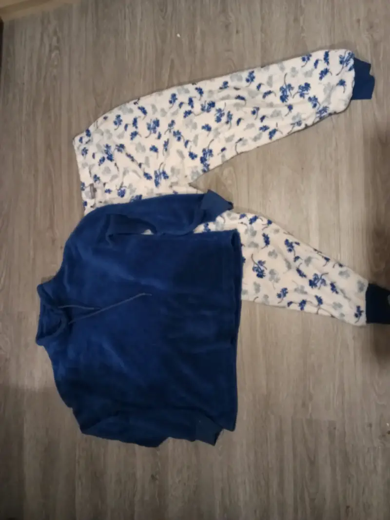Pijama polar azul con estampado floral