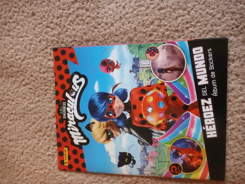 Álbum de Stickers Miraculous Héroes del Mundo