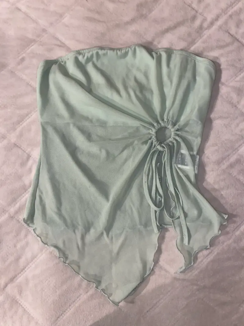 Top strapless verde con diseño ajustable