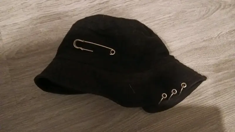 Sombrero bucket negro con detalles metálicos