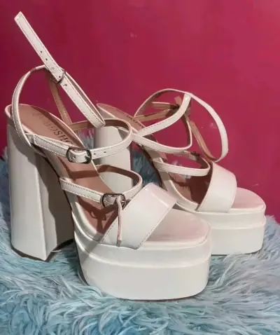 Sandalias de plataforma blancas con tacón alto - miniatura 1