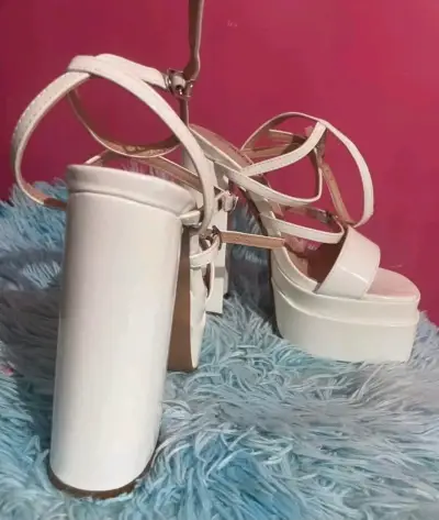 Sandalias de plataforma blancas con tacón alto - miniatura 3