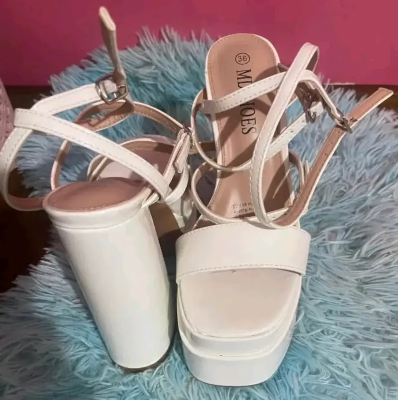 Sandalias de plataforma blancas con tacón alto - 4