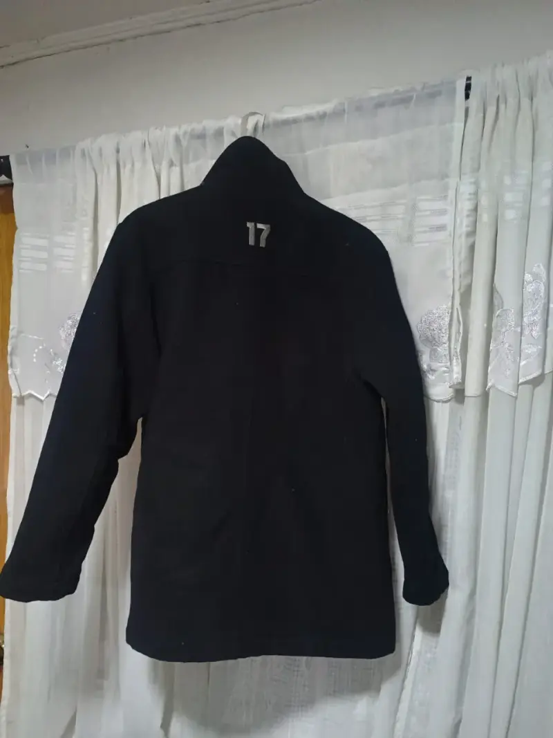Abrigo negro con diseño bordado - 2