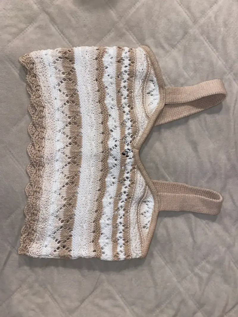 Top de crochet beige y blanco
