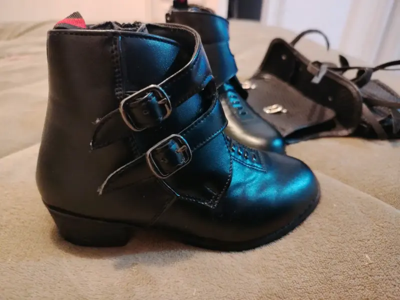 Botines de cuero negro con correas ajustables - 2