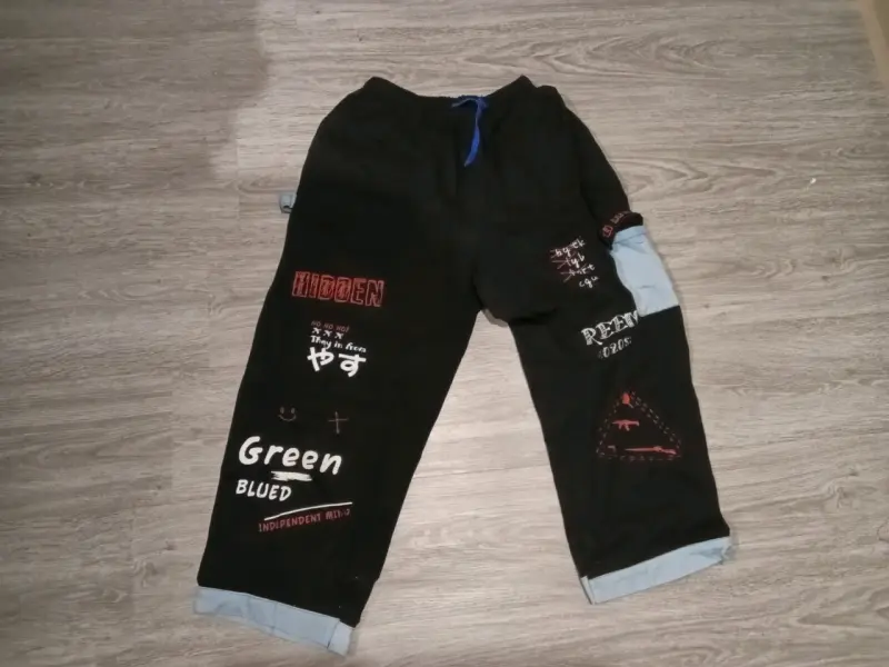 Pantalones negros con diseño gráfico para hombre