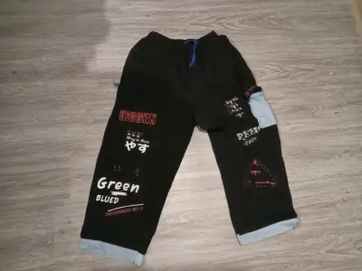 Pantalones negros con diseño gráfico para hombre - miniatura 1