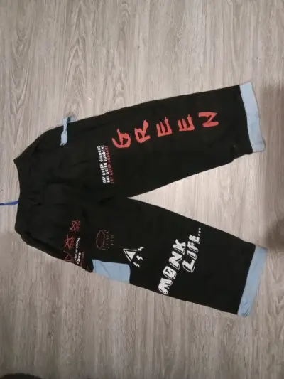 Pantalones negros con diseño gráfico para hombre - miniatura 2