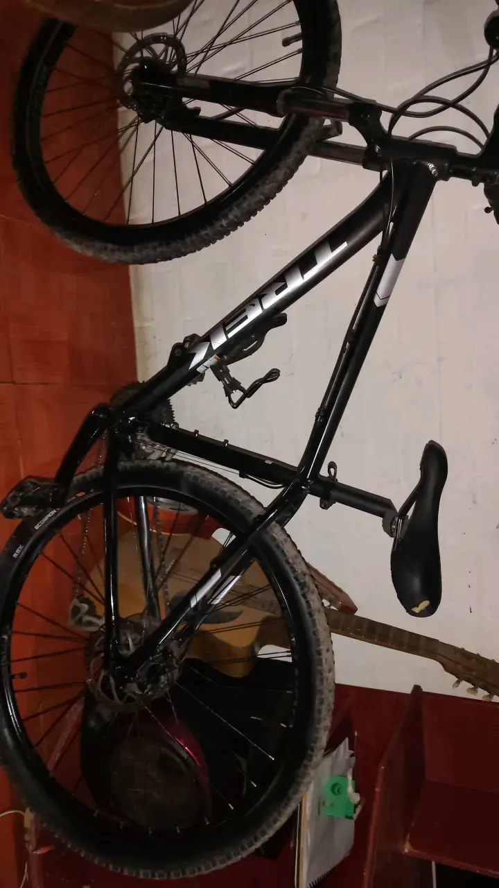 Bicicleta Trek Marlin 6 MTB Negra - 1