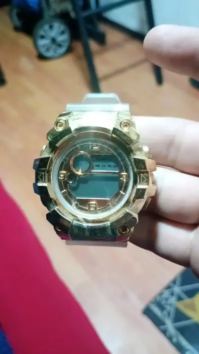 Reloj digital deportivo dorado y transparente - miniatura 1