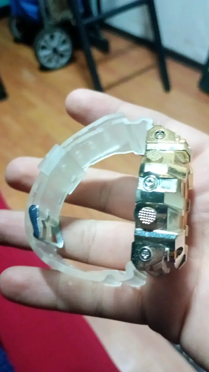 Reloj digital deportivo dorado y transparente - 2
