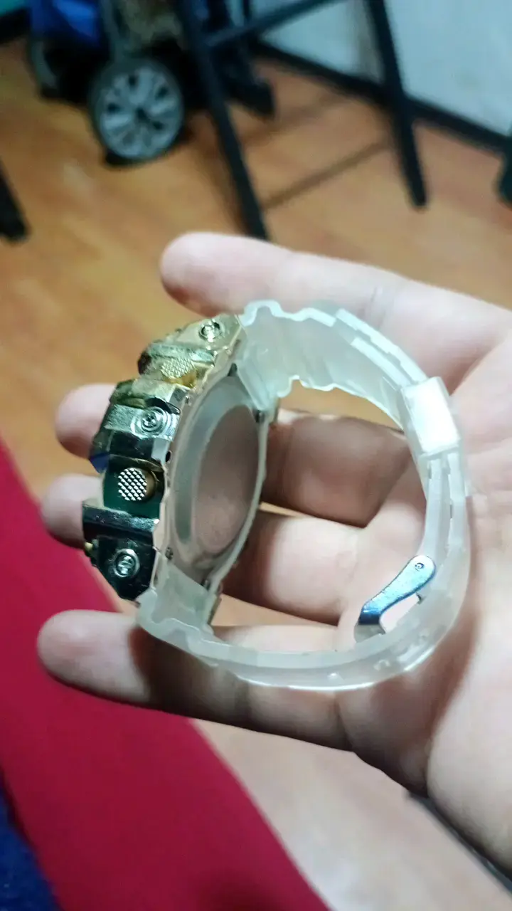 Reloj digital deportivo dorado y transparente - 3