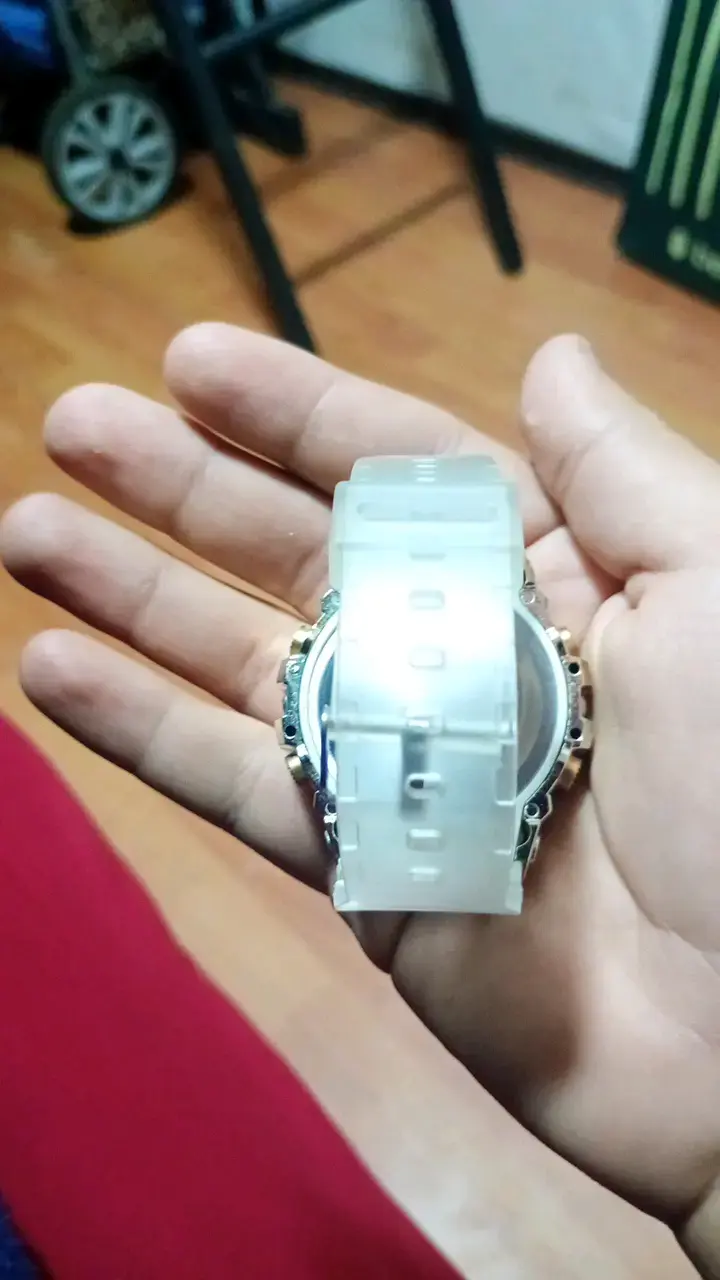 Reloj digital deportivo dorado y transparente - 4