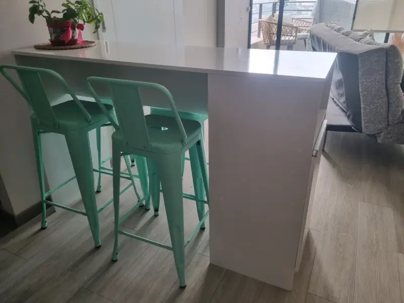 Mesa de comedor alta con sillas metálicas turquesa - 1
