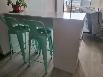 Mesa de comedor alta con sillas metálicas turquesa - miniatura 1