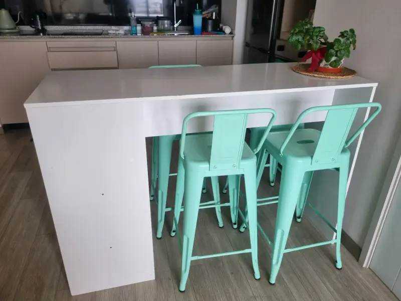 Mesa de comedor alta con sillas metálicas turquesa - 2