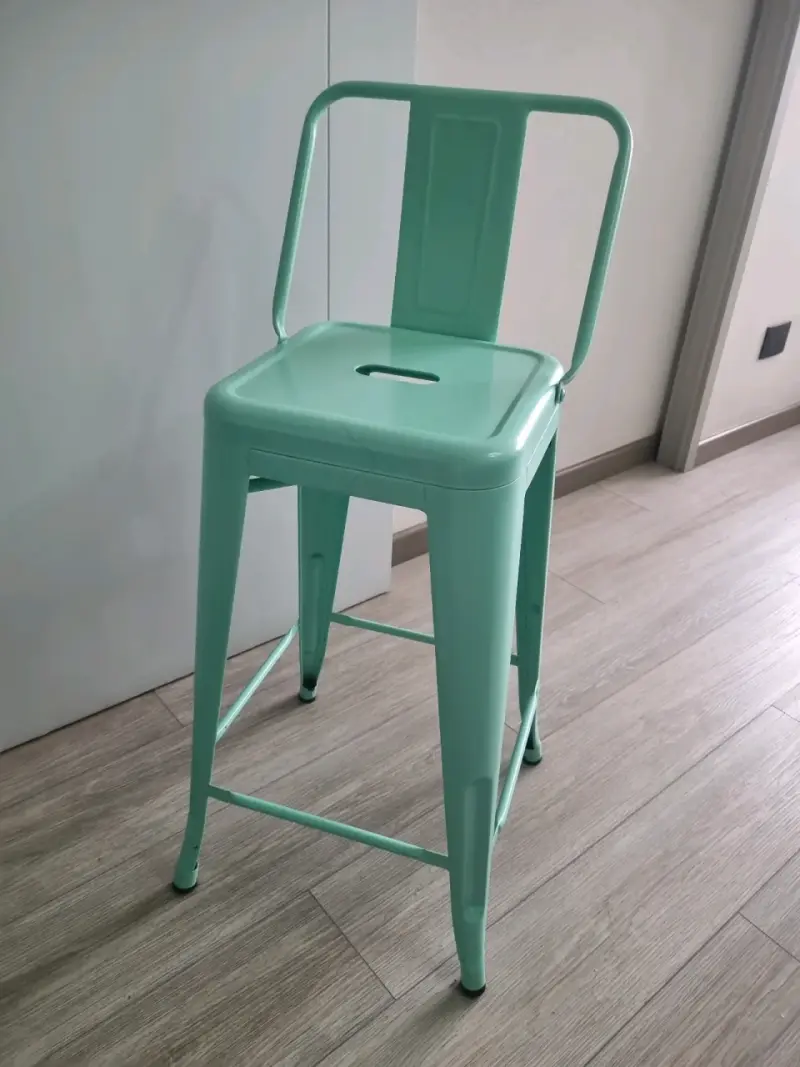 Mesa de comedor alta con sillas metálicas turquesa - 5