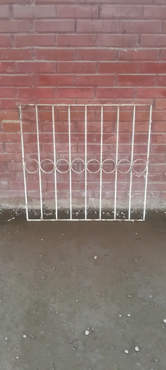 Reja de seguridad metálica blanca - 1