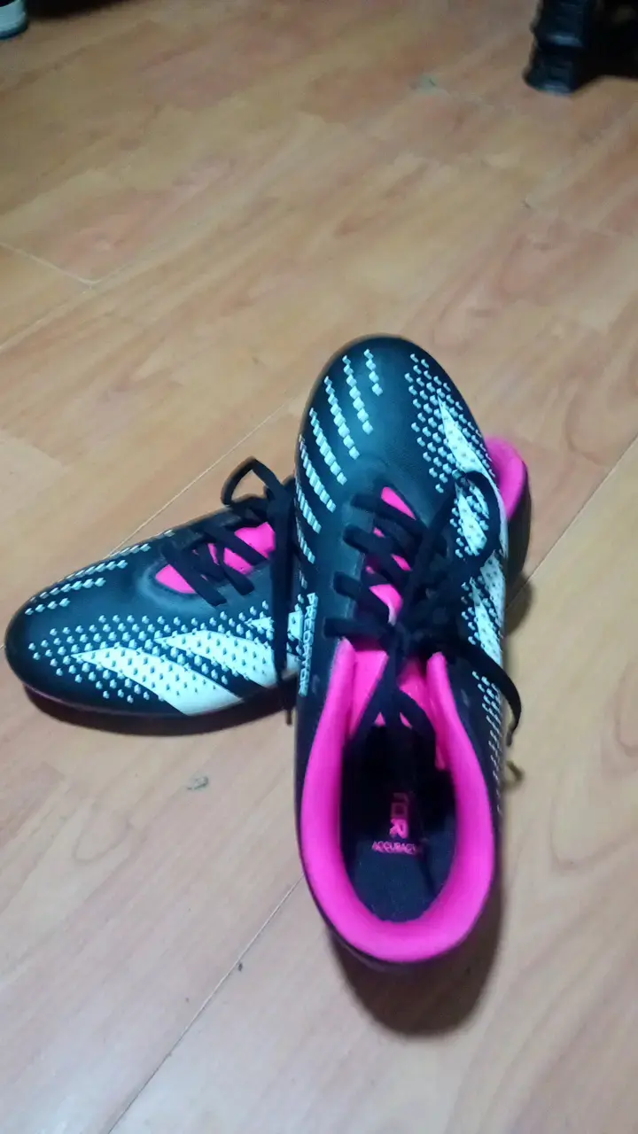 Botines de fútbol Adidas Predator negros y rosados - 1