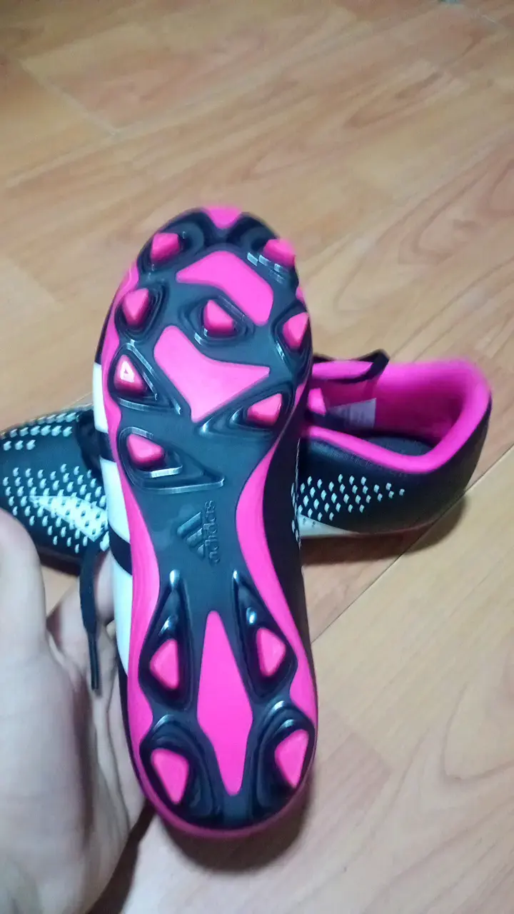 Botines de fútbol Adidas Predator negros y rosados - 2