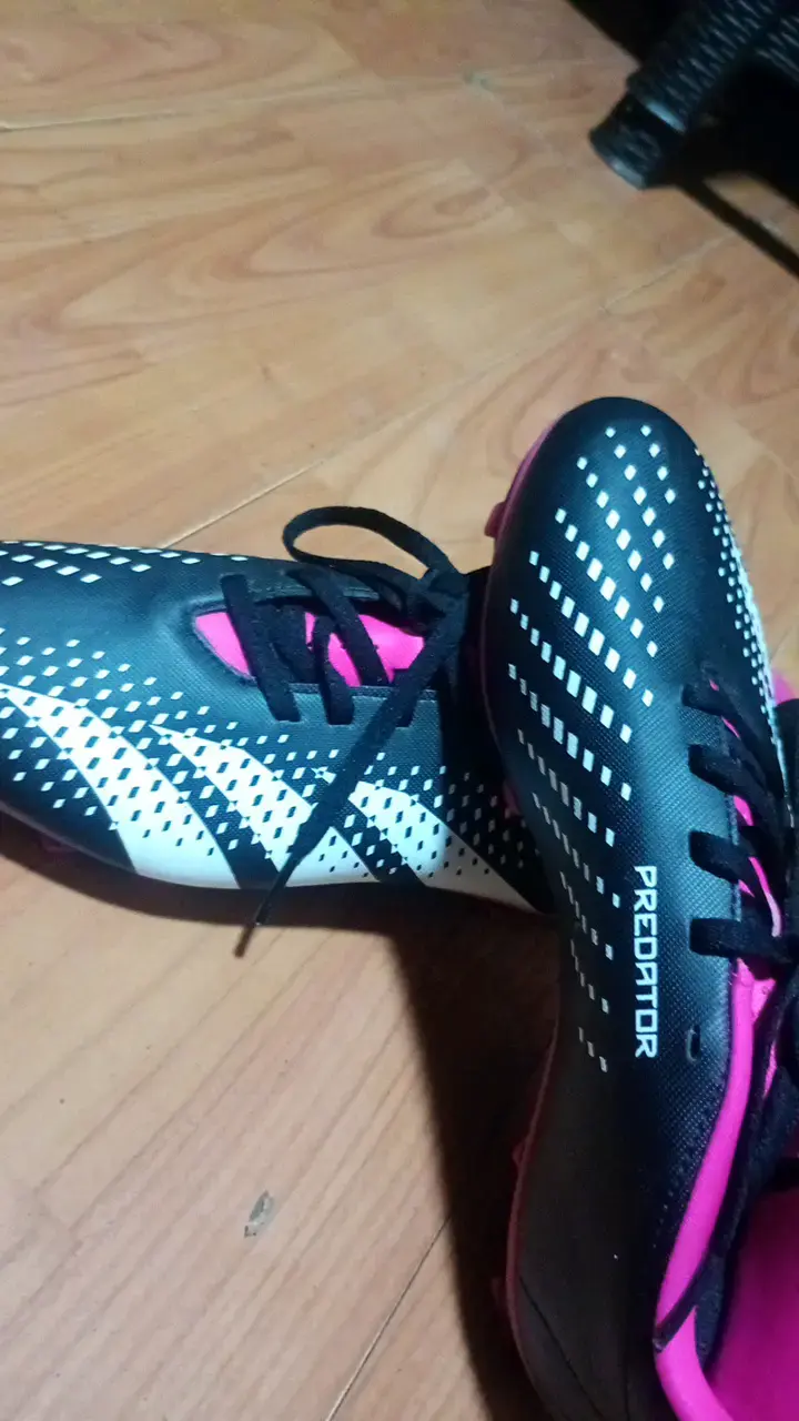 Botines de fútbol Adidas Predator negros y rosados - 3