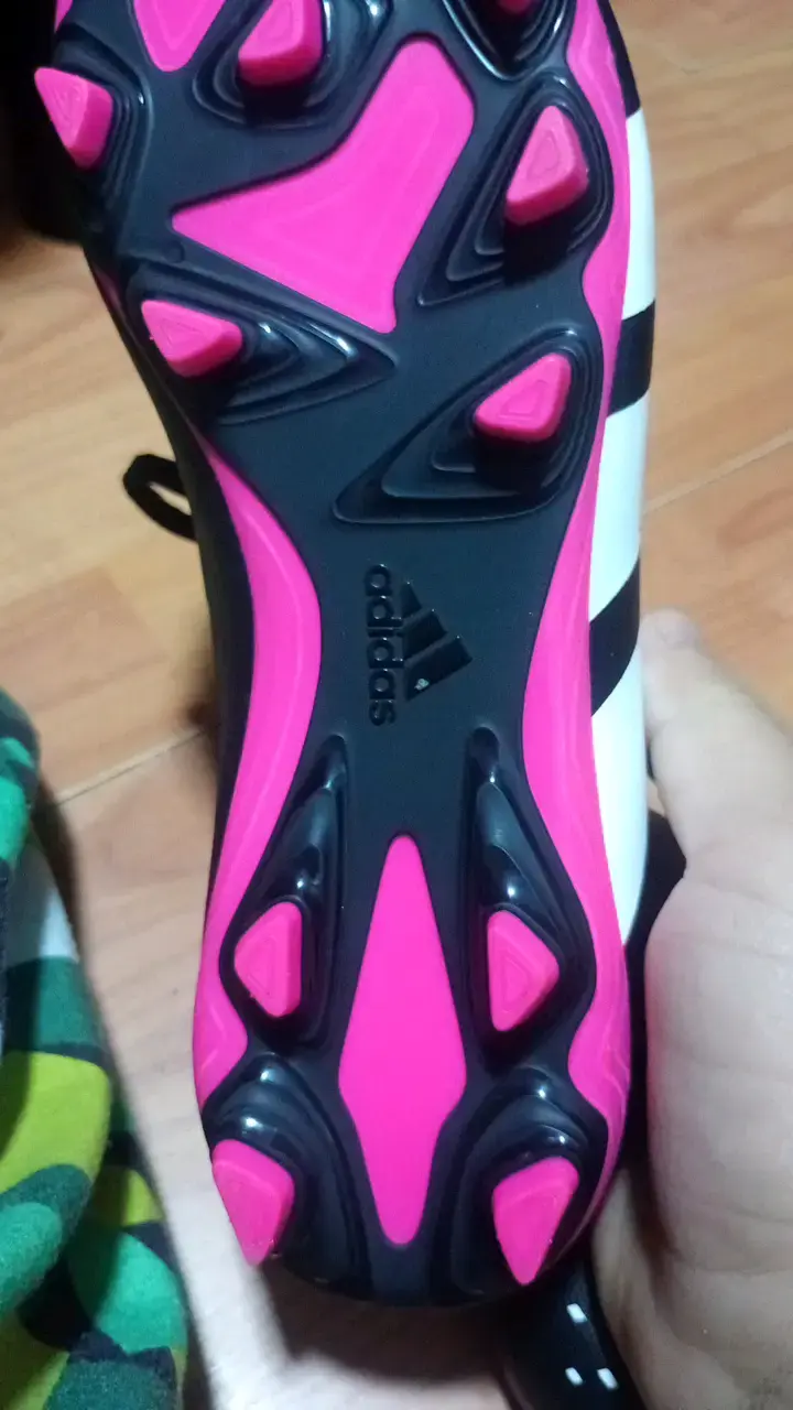 Botines de fútbol Adidas Predator negros y rosados - 4