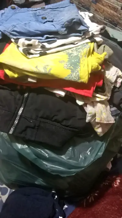 Lote de ropa variada para niños y adultos - miniatura 1