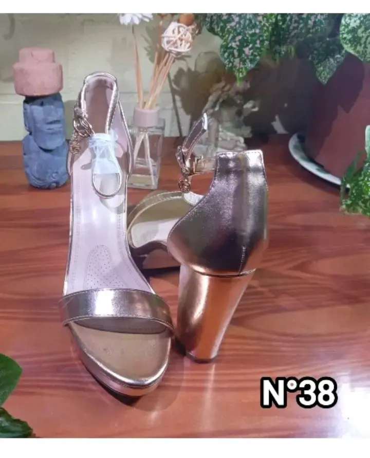 Sandalias de tacón doradas talla 38