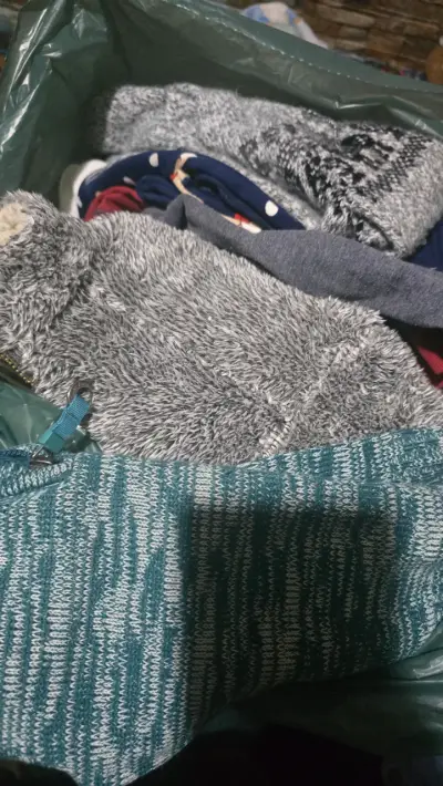 Lote de ropa variada para niños y adultos - miniatura 4