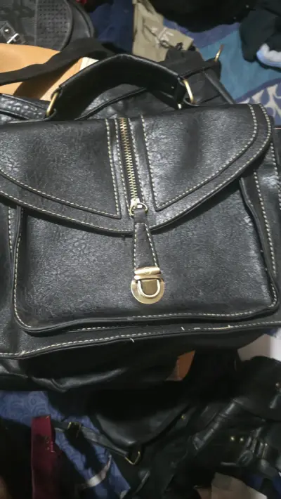 Lote de carteras y mochilas de cuero negro - miniatura 2
