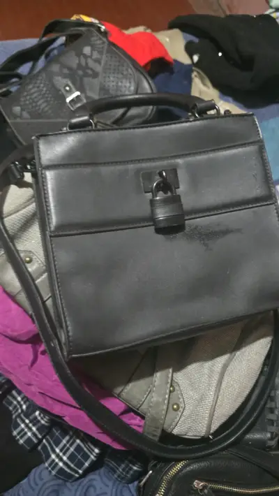 Lote de carteras y mochilas de cuero negro - miniatura 4