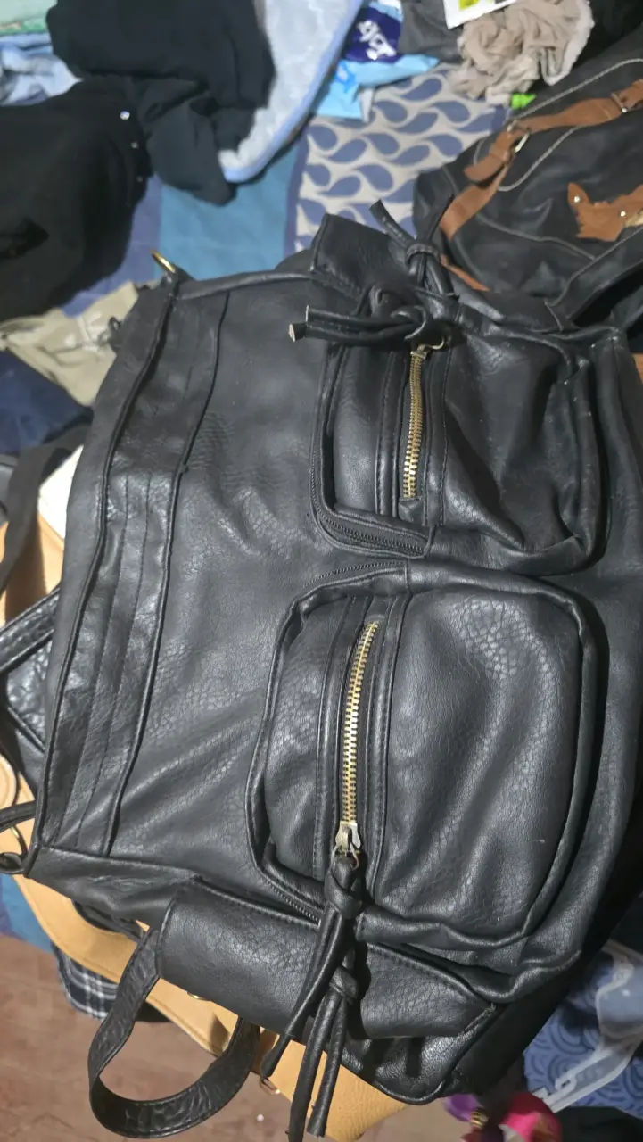 Lote de carteras y mochilas de cuero negro - 5