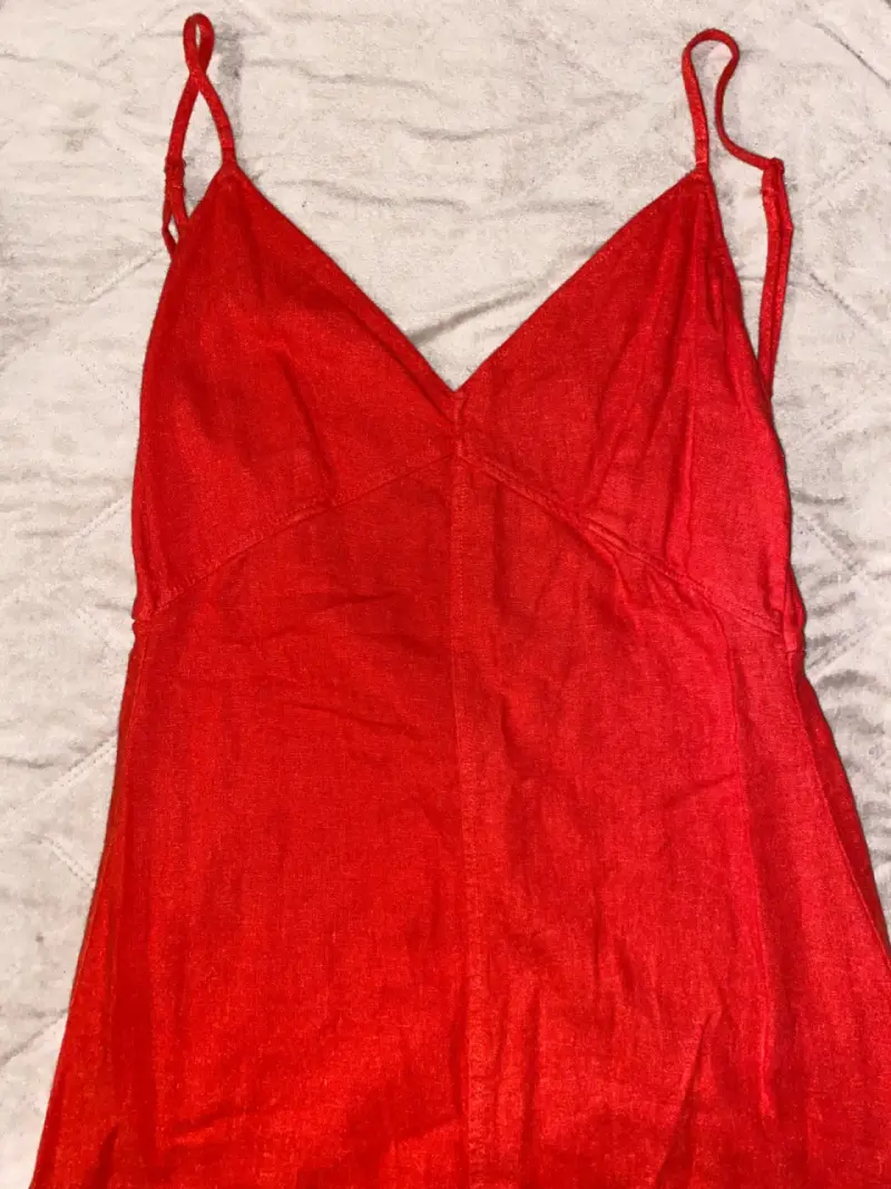 Vestido rojo de tirantes Zara elegante