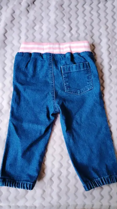 Pantalones de mezclilla para bebé con cintura elástica - miniatura 2