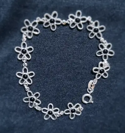 Pulsera de plata con diseño de flores - miniatura 1