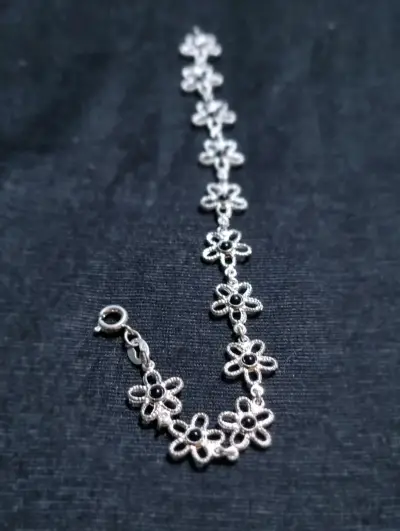 Pulsera de plata con diseño de flores - miniatura 3